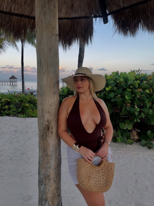 Vitoria Almeida vitoriaalmeiddaa - img_0067.jpg