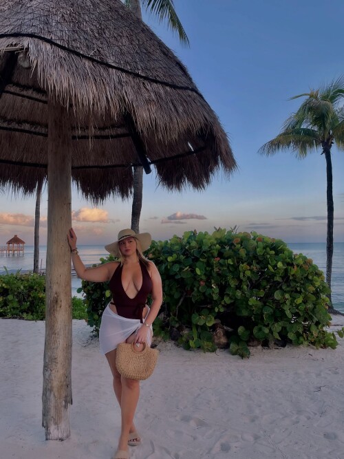 Vitoria Almeida vitoriaalmeiddaa - img_0071.jpg